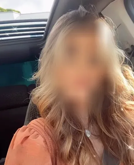 Amelia, 28