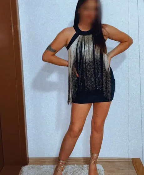 Amira, 32