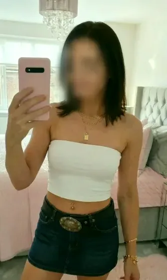 Chloe, 24