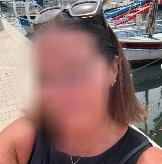 Holly, 32